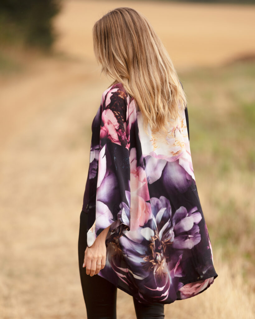 From My Mother's Garden Dreamy Peonies Mid-Length Kimono made of a Georgette viscose